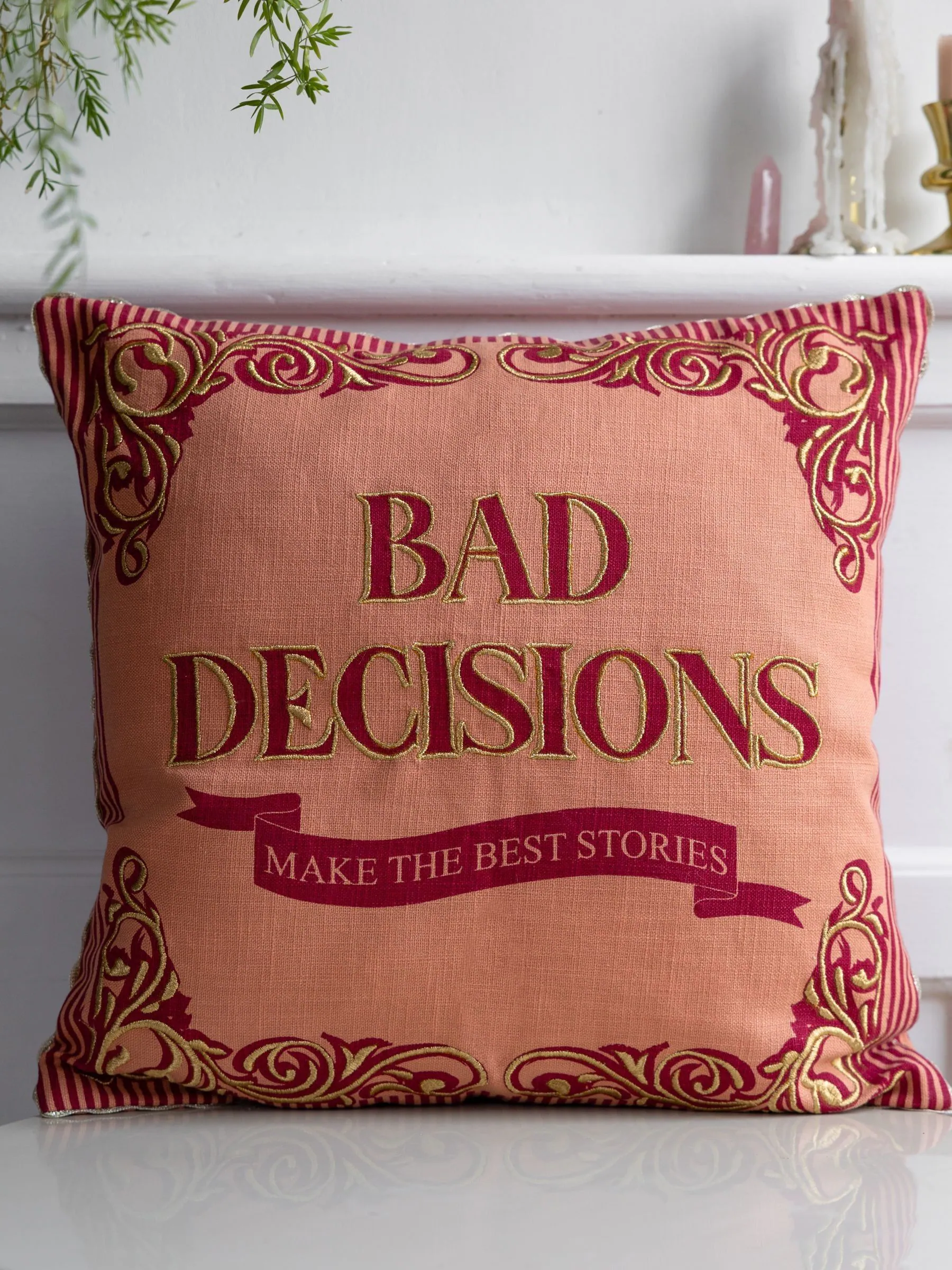 Rockett St George katoenen kussen met geborduurde slogan Bad Decisions