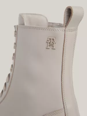 Bota de cano médio em couro