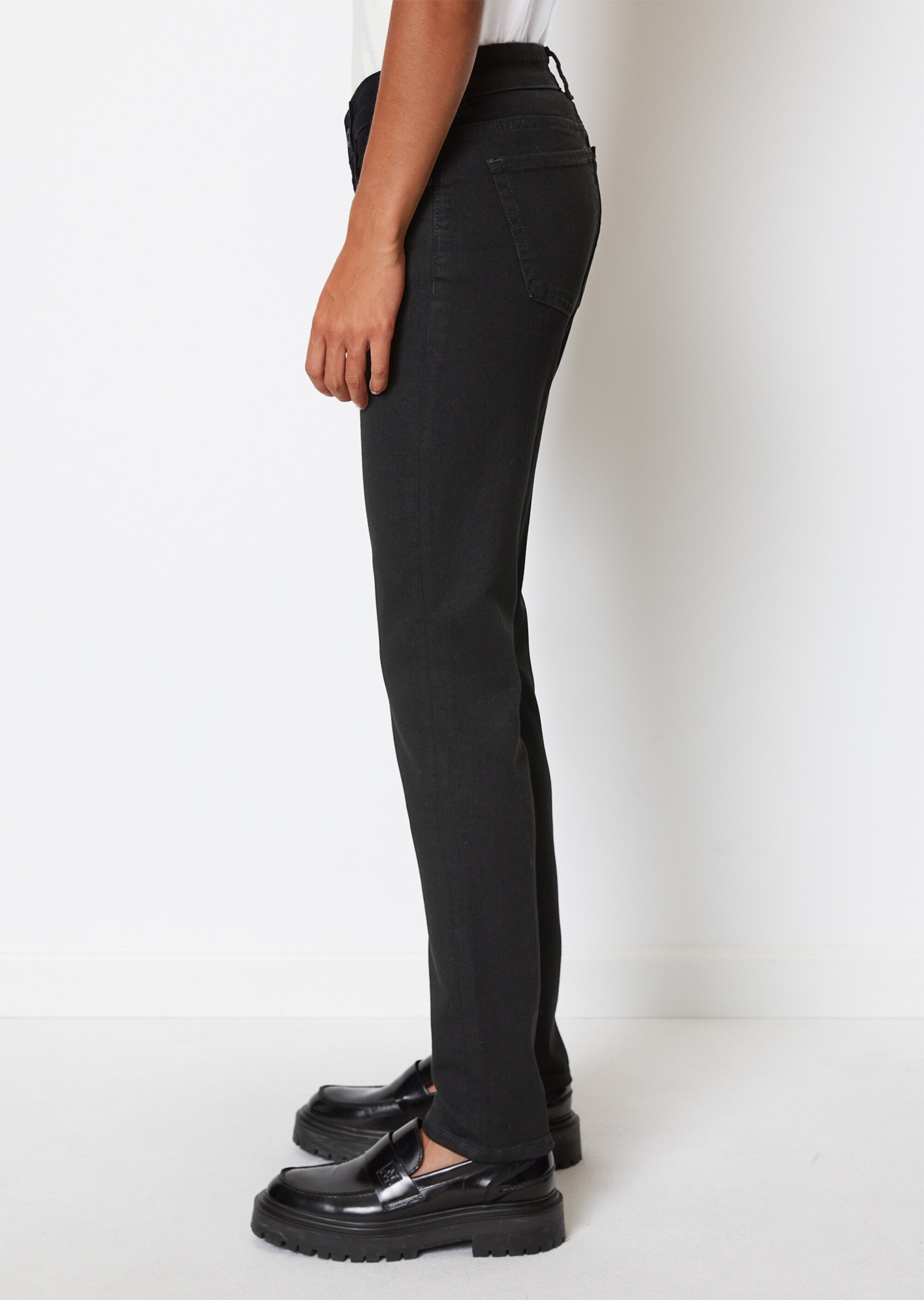 Jeans Modell ALBY slim mid waist aus Organic-Cotton-Lyocell-Stretch