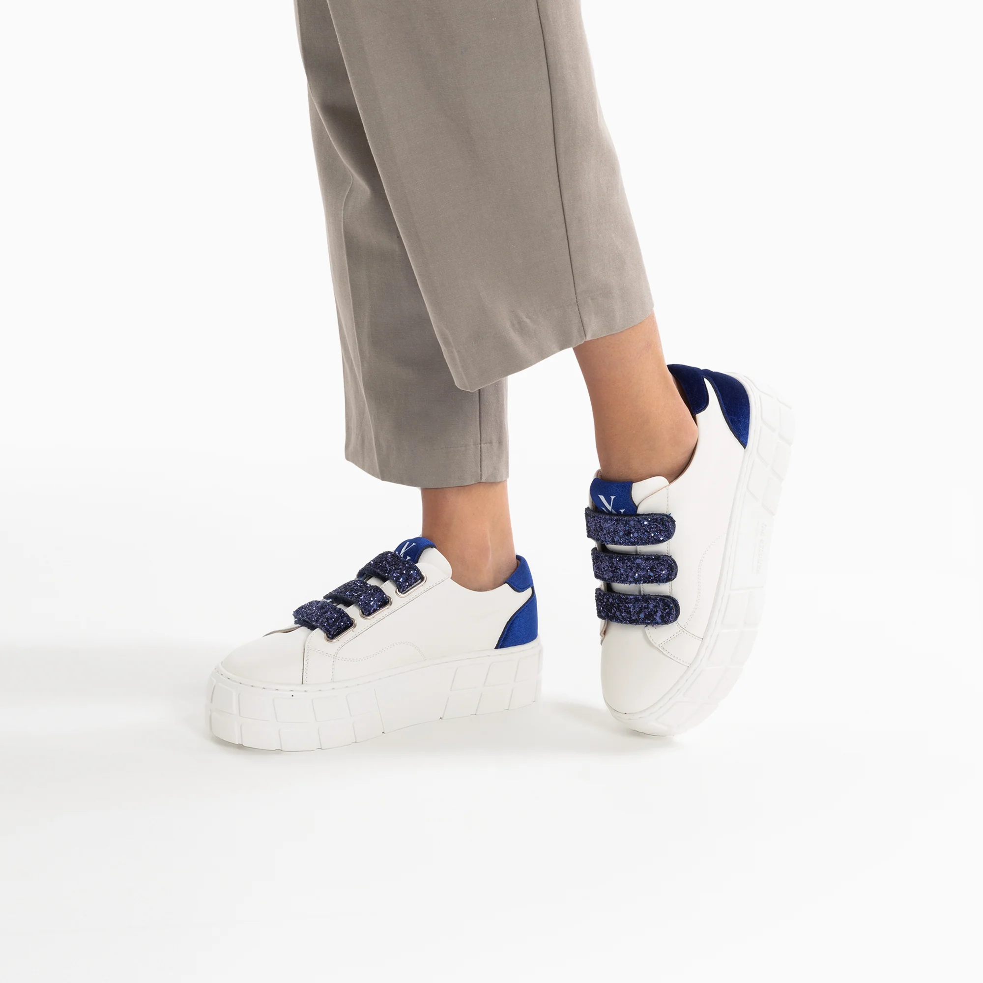 Sneakers-Baskets Monica blanc et bleu marine à scratchs glitter et plateforme
