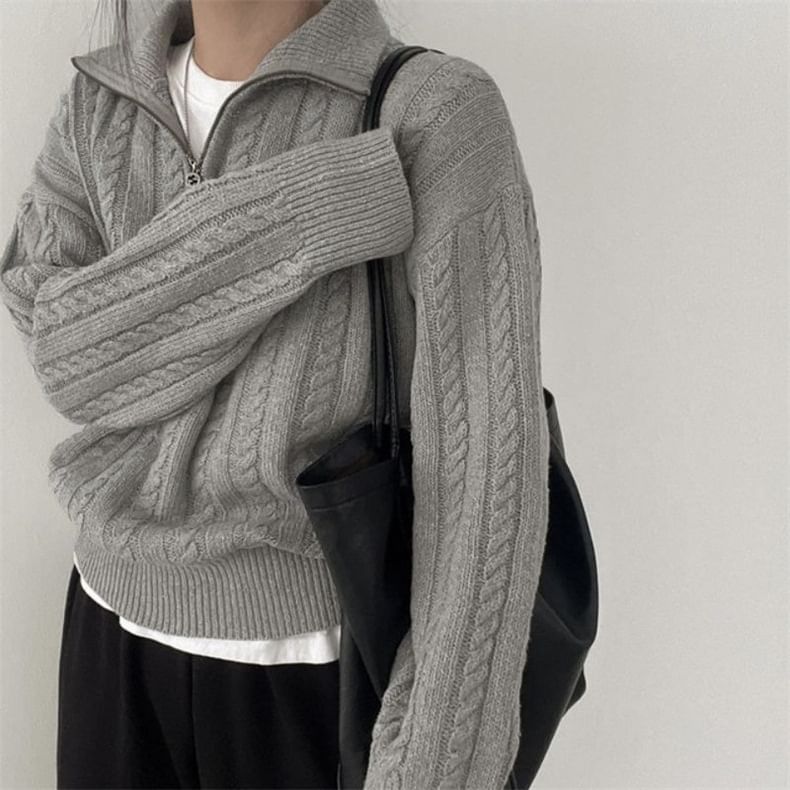 MIKIGA - Gebreide cropped trui met halve rits en kabelmotief