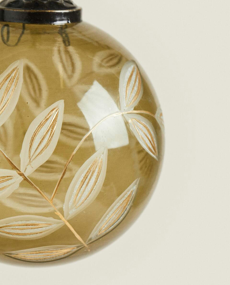 Enfeite de Natal de vidro com decoração de folhas