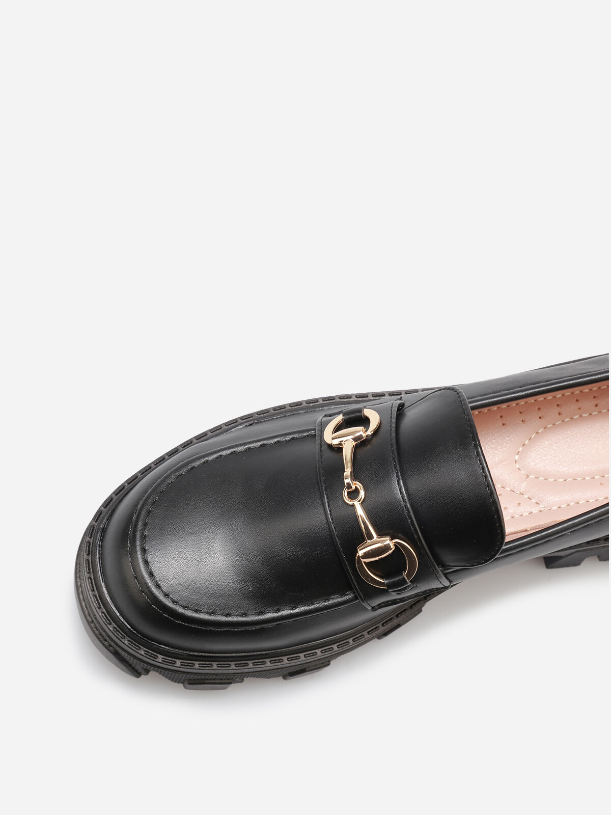Mocassins crantés avec bride dorée- Noir