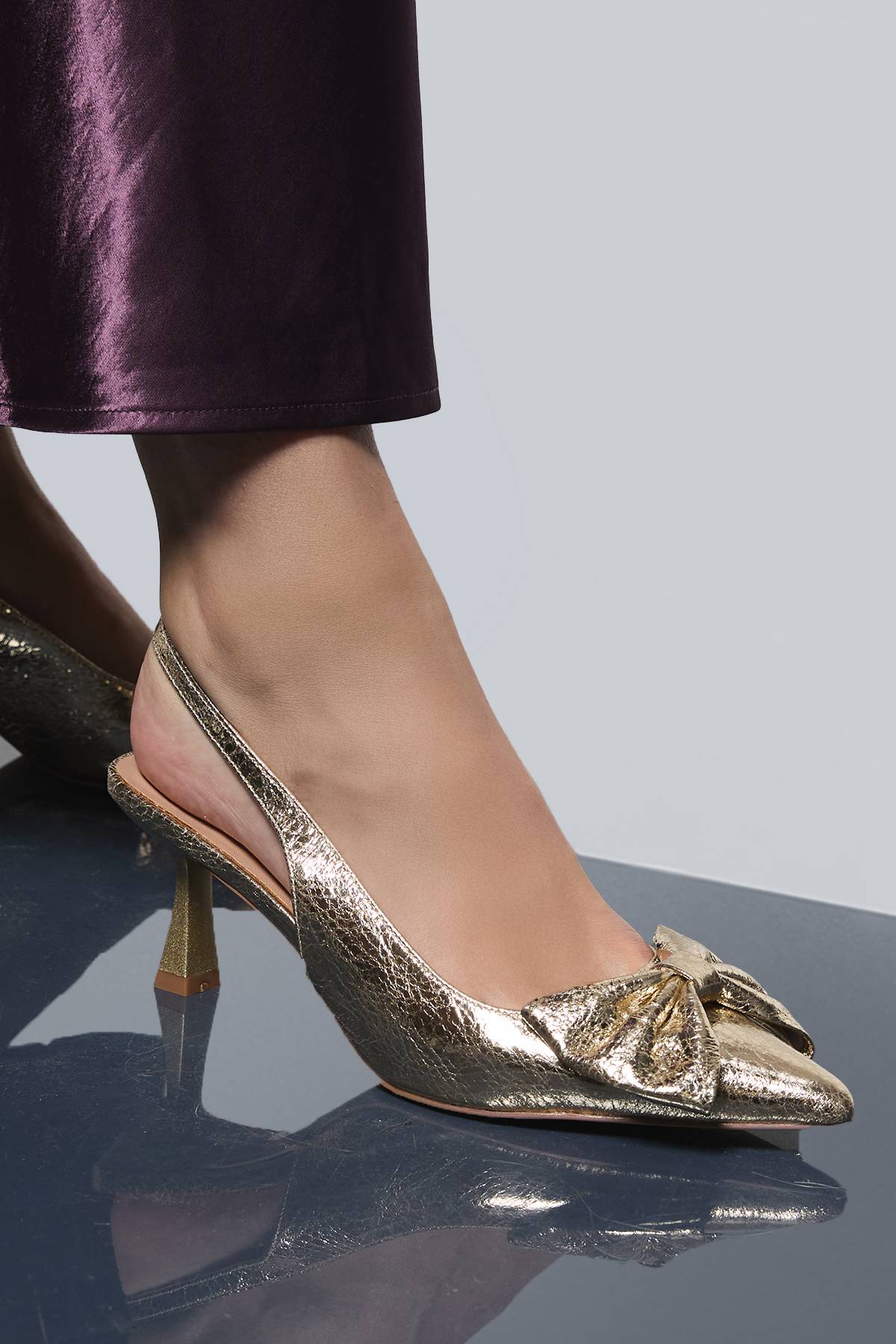 Oasis Escarpins Dora à Bride Arrière avec Nœud en Cuir Métallisé Synthétique et Talon Stiletto Moyen