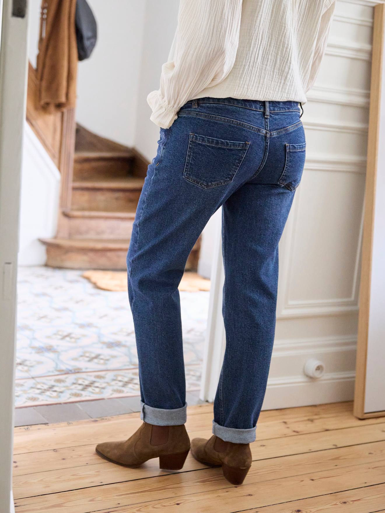 Calça jeans de gestante de corte reto com faixa de pedraria sem costura.