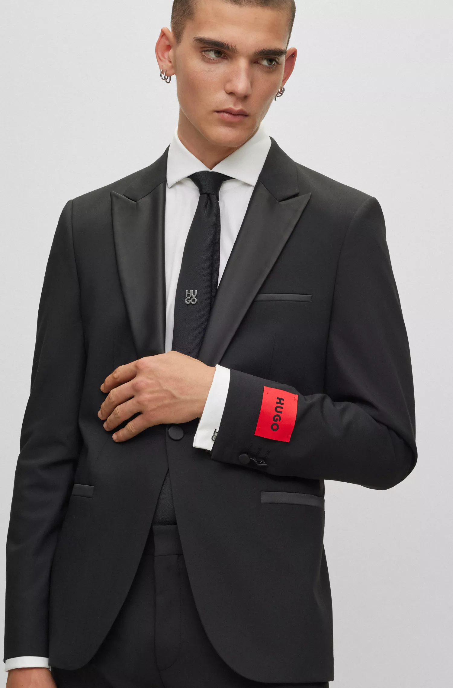 Terno HUGO vermelho, corte extra slim com detalhes em cetim.
