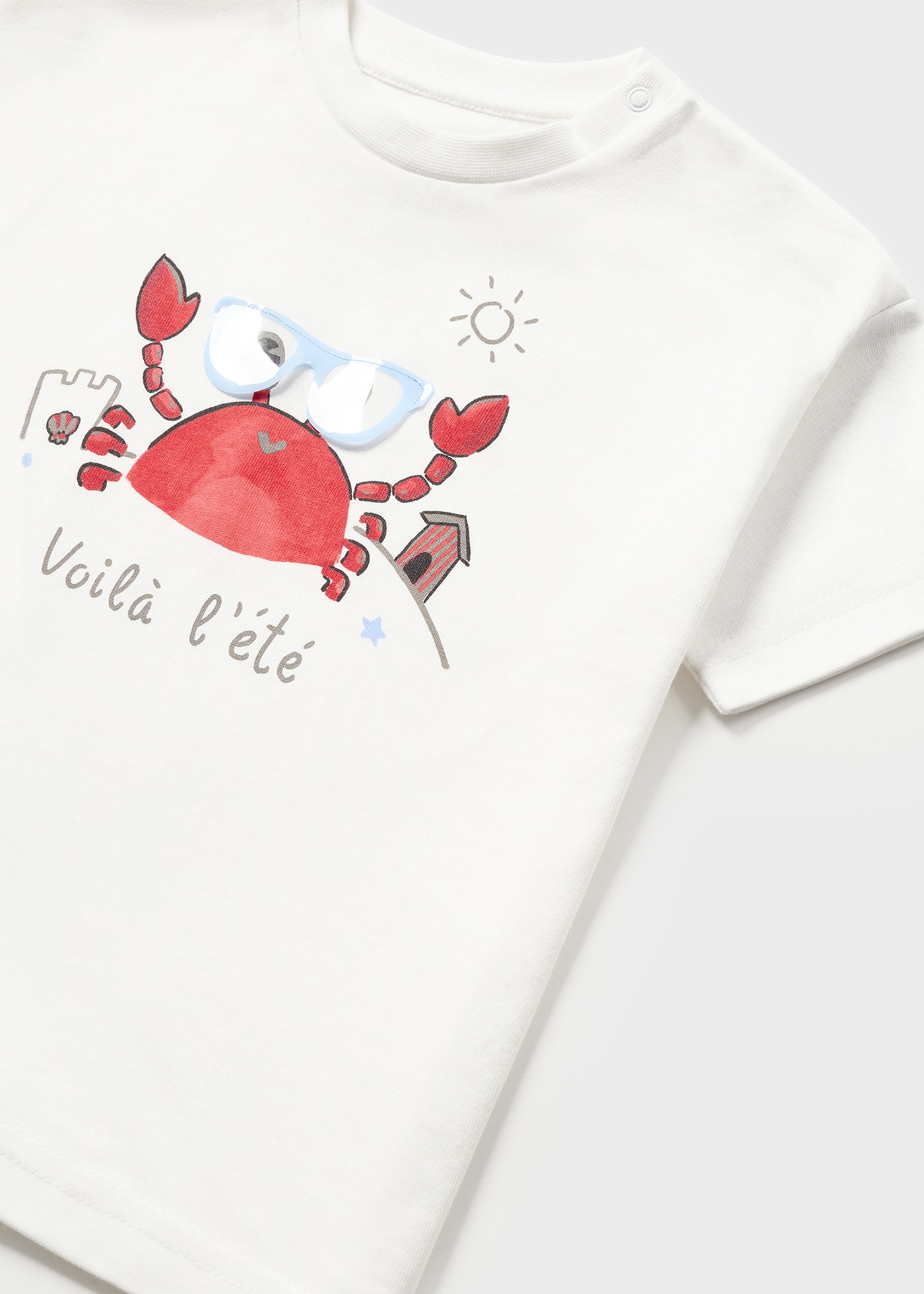 Camiseta infantil de manga curta com estampa interativa.