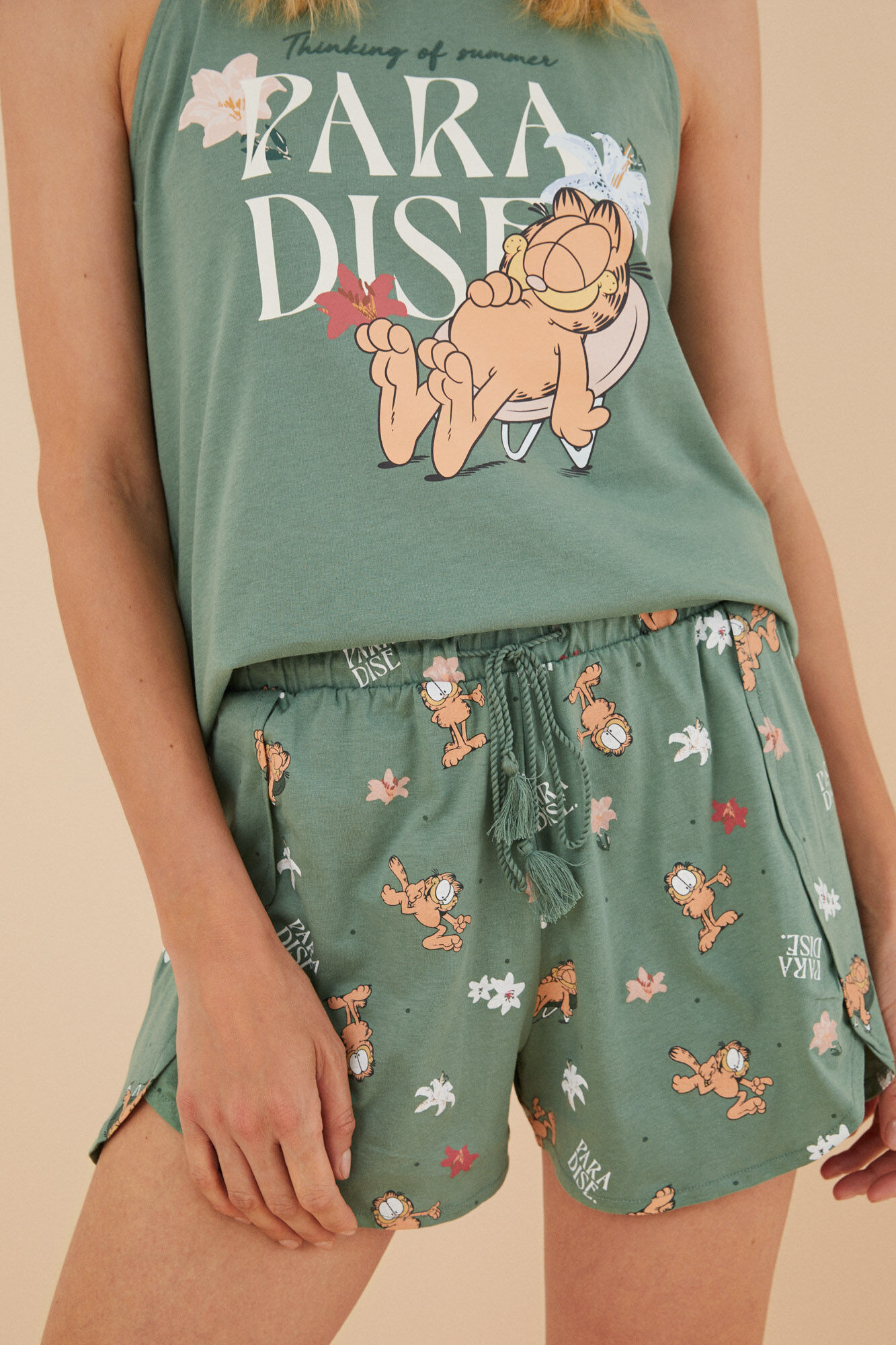 Pijama curto do Garfield com suspensórios