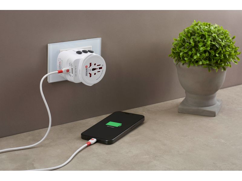 SKROSS Reiseadapter Pro Light, 1 x USB-A und C 3-polige Weltreiseadapter mit integriertem PD-USB-Ladegerät