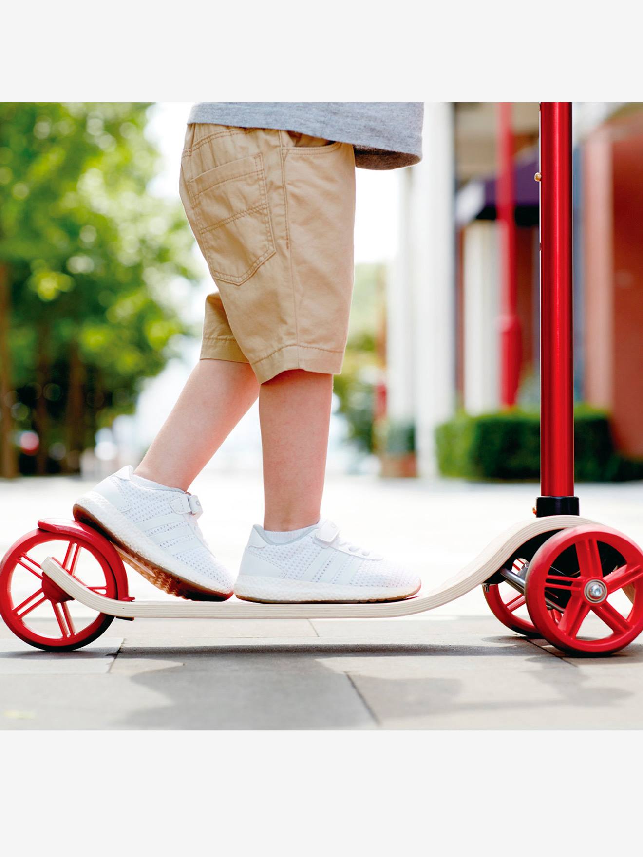Patinete HAPE, vermelho claro, liso com detalhes.