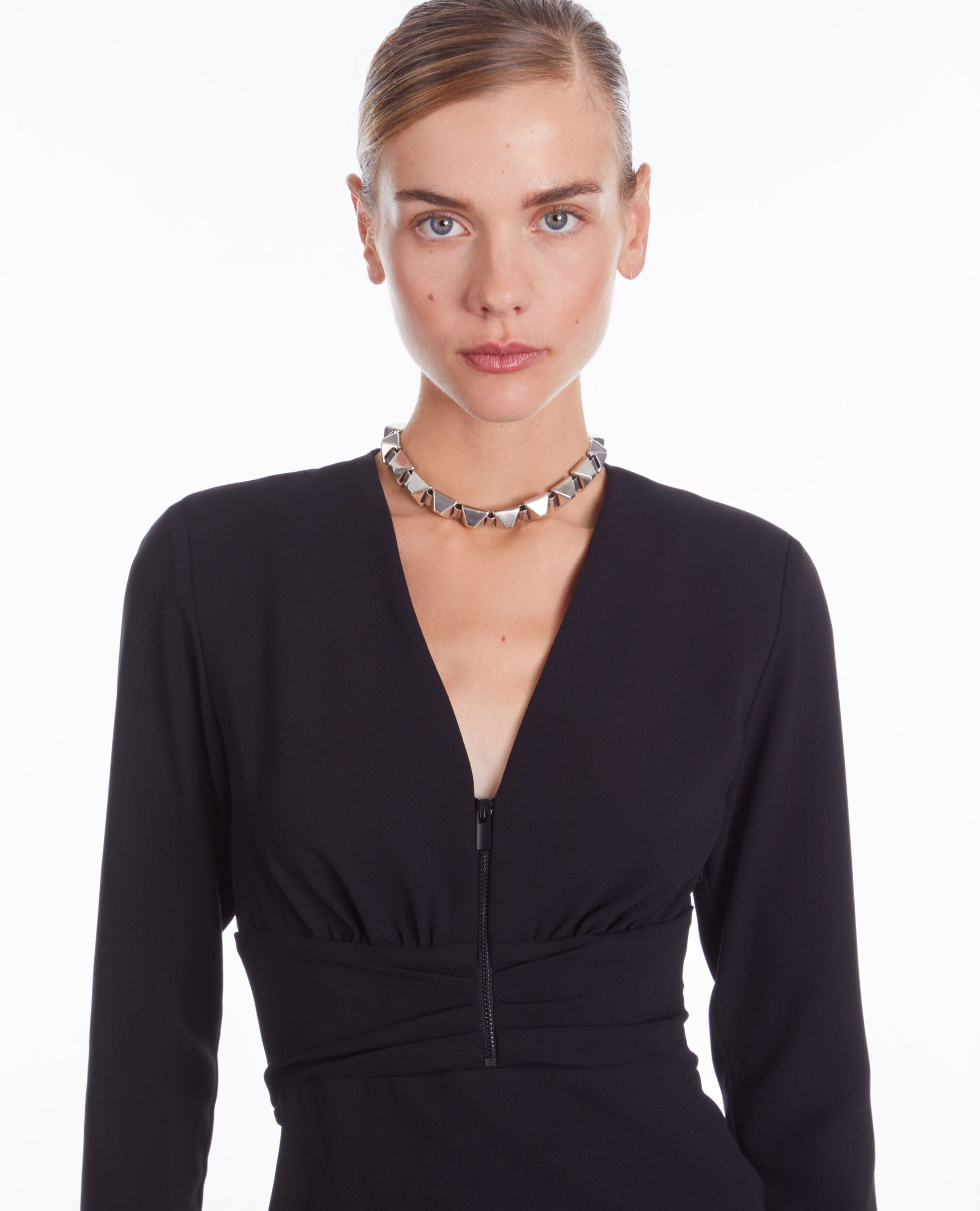 Robe courte noire en crêpe