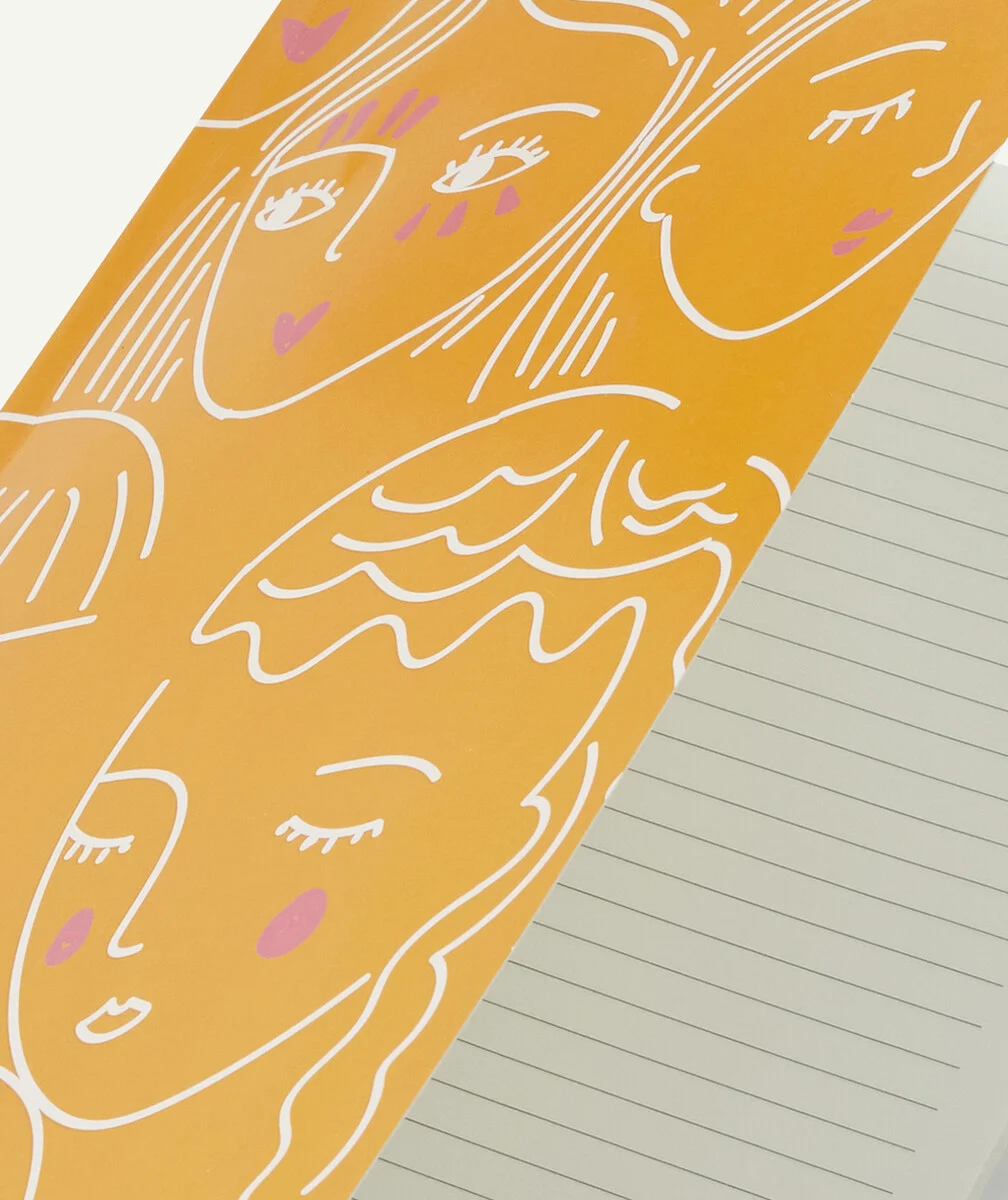 LE CAHIER JAUNE AVEC VISAGE À LIGNES
