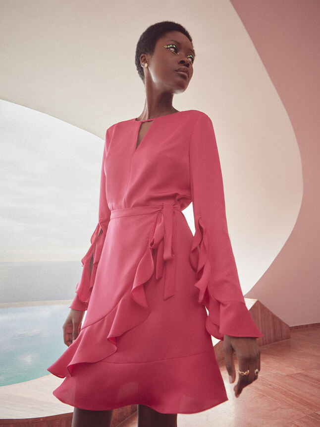 Robe courte cintrée à volants