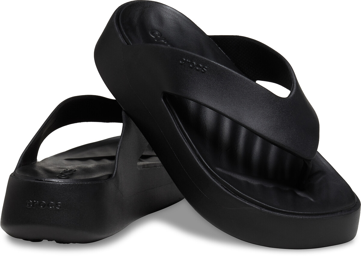 CROCS<br>Chinelo com sola plataforma para uma escapada rápida