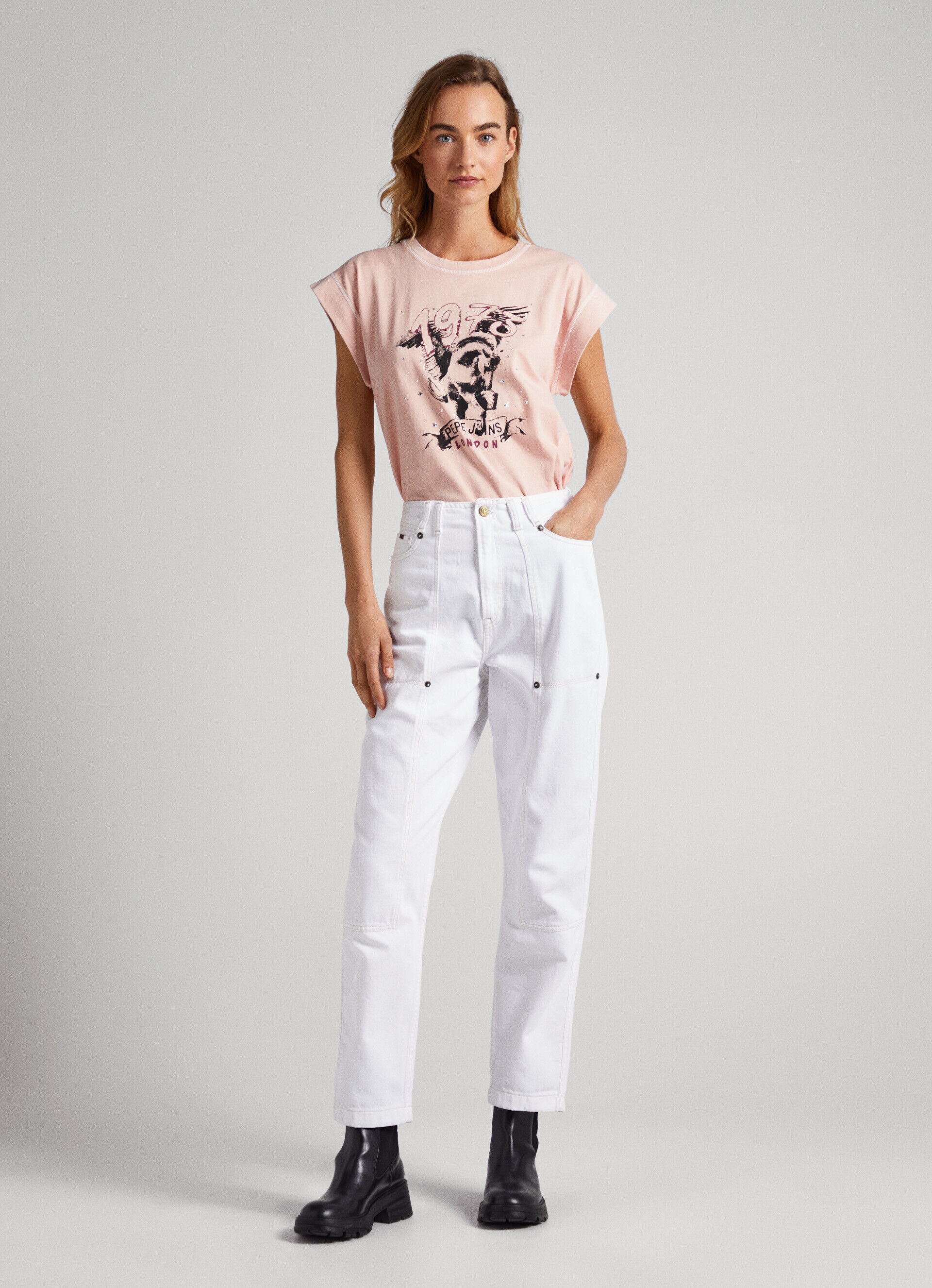 Camiseta com detalhes em strass - rosa acinzentado