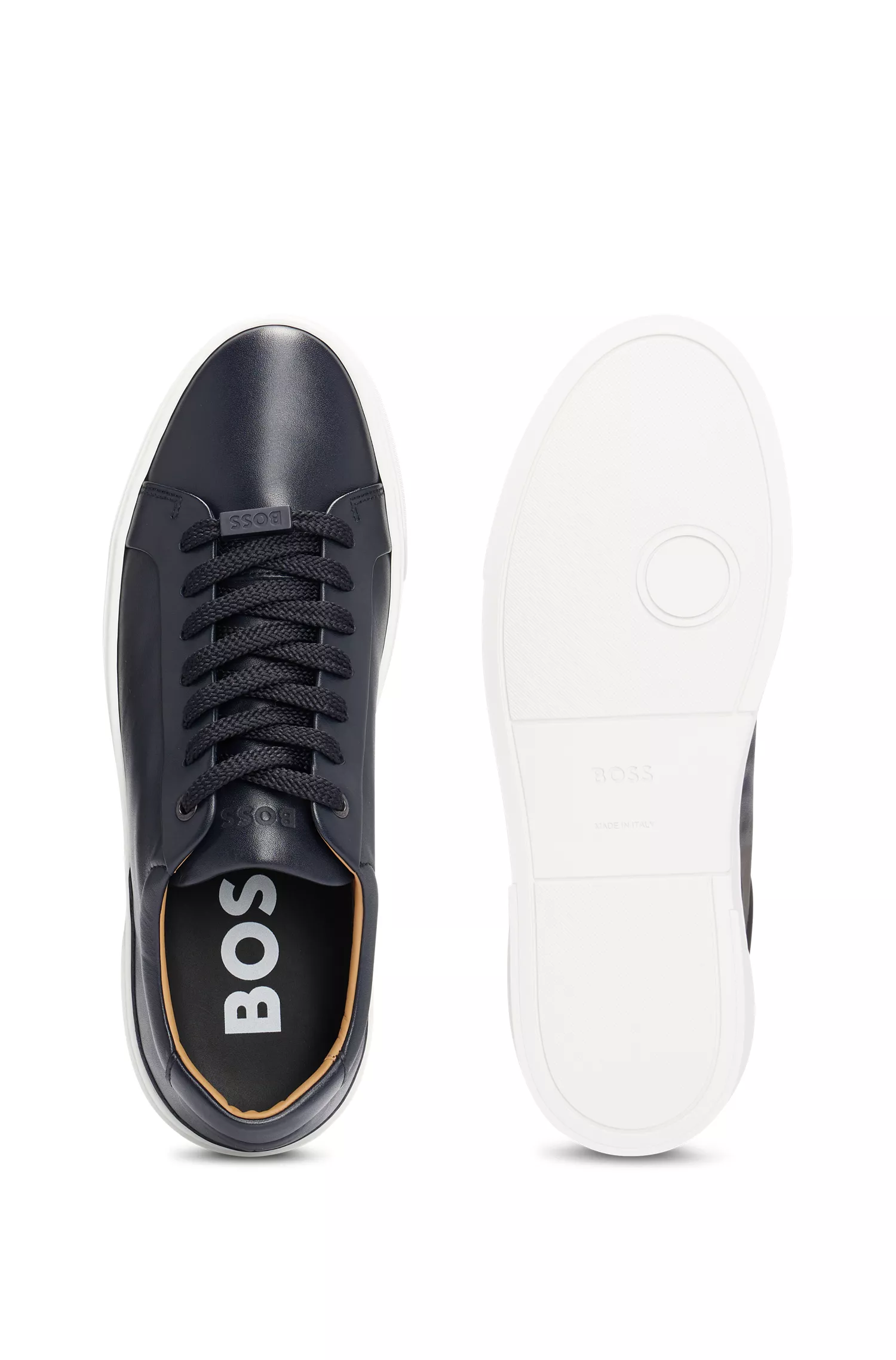 Tênis BOSS de cano baixo em couro preto com logo da marca e sola de borracha.