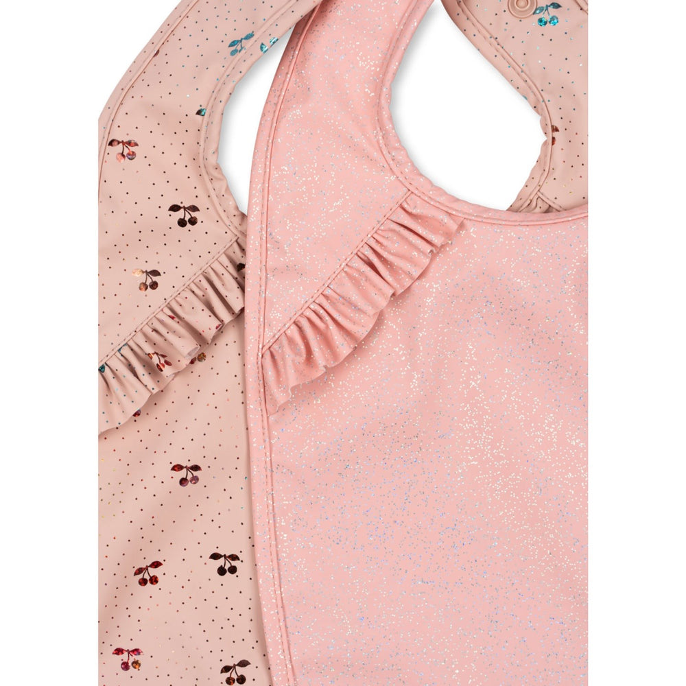 Køb Konges Sløjd Cherry Sparkle 2 Pak Hagesmæk Med Flæser