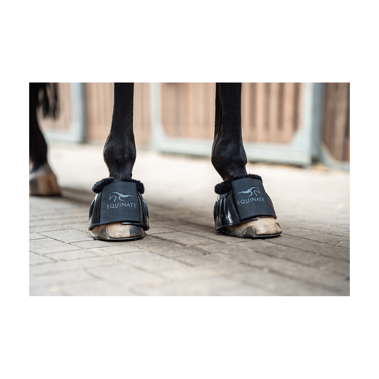 Equinate Hufglocken Avery aus PVC mit synthetischem Lammfell XL