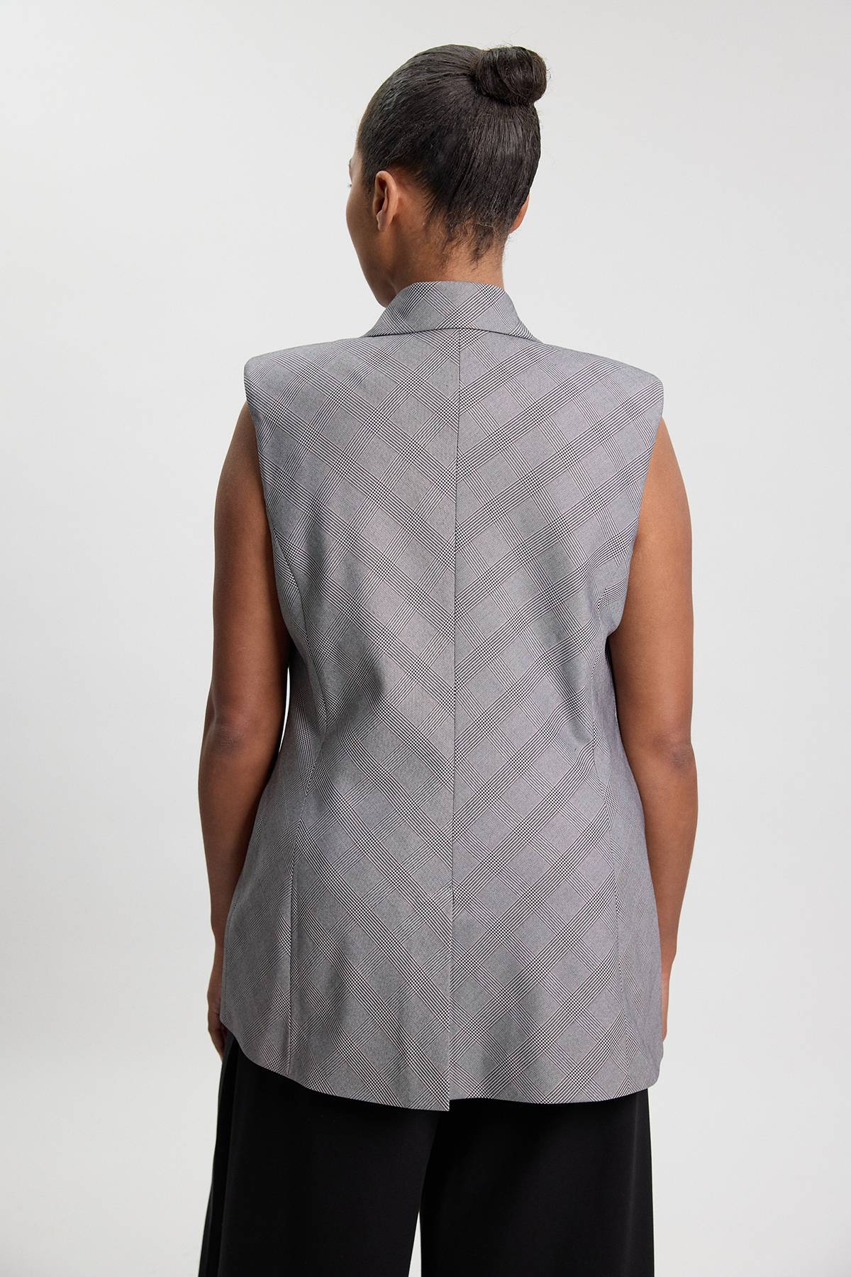 KarenMillen Blazer Sans Manches Grande Taille À Carreaux Avec Détail Cache-cœur Et Coupe Tailleur Souple