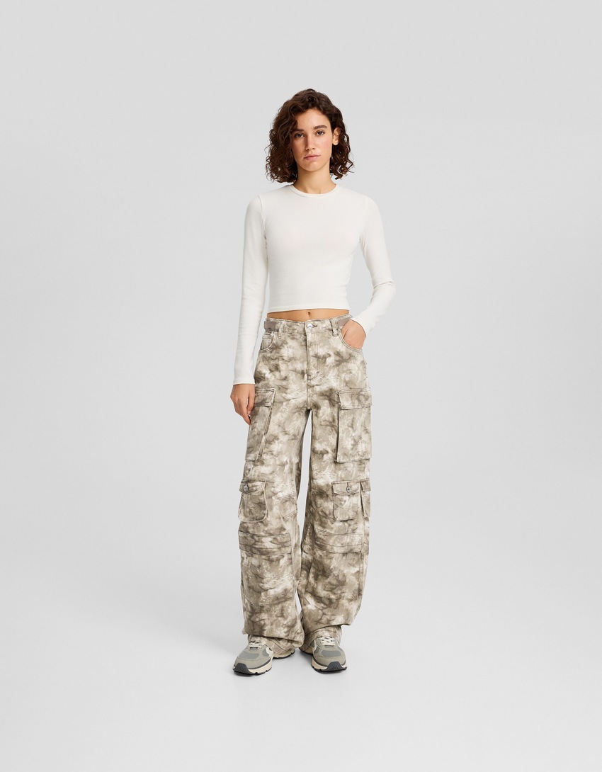 Calça cargo estampada em sarja com vários bolsos