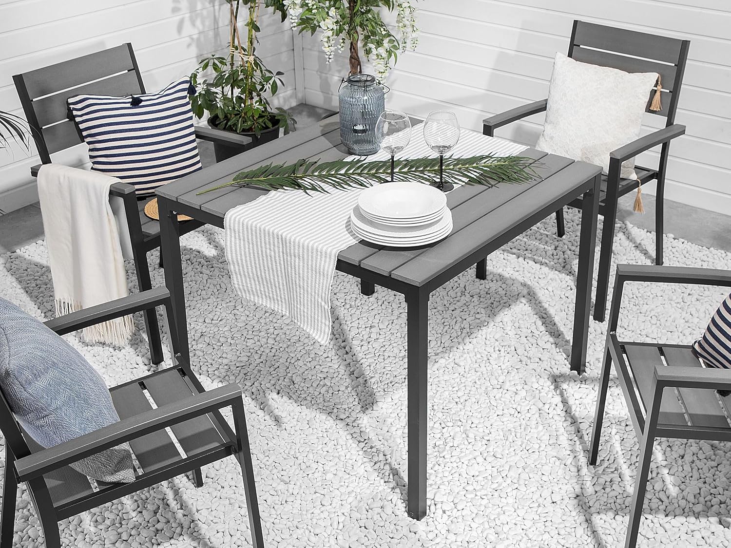 Beliani Gartentisch für 4 Personen 95 x 95 cm Aluminium schwarz Kunstholz grau Prato