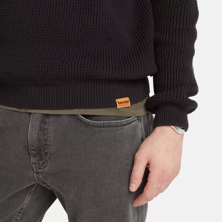 Suéter masculino de gola redonda com pregas para dentro, na cor preta.