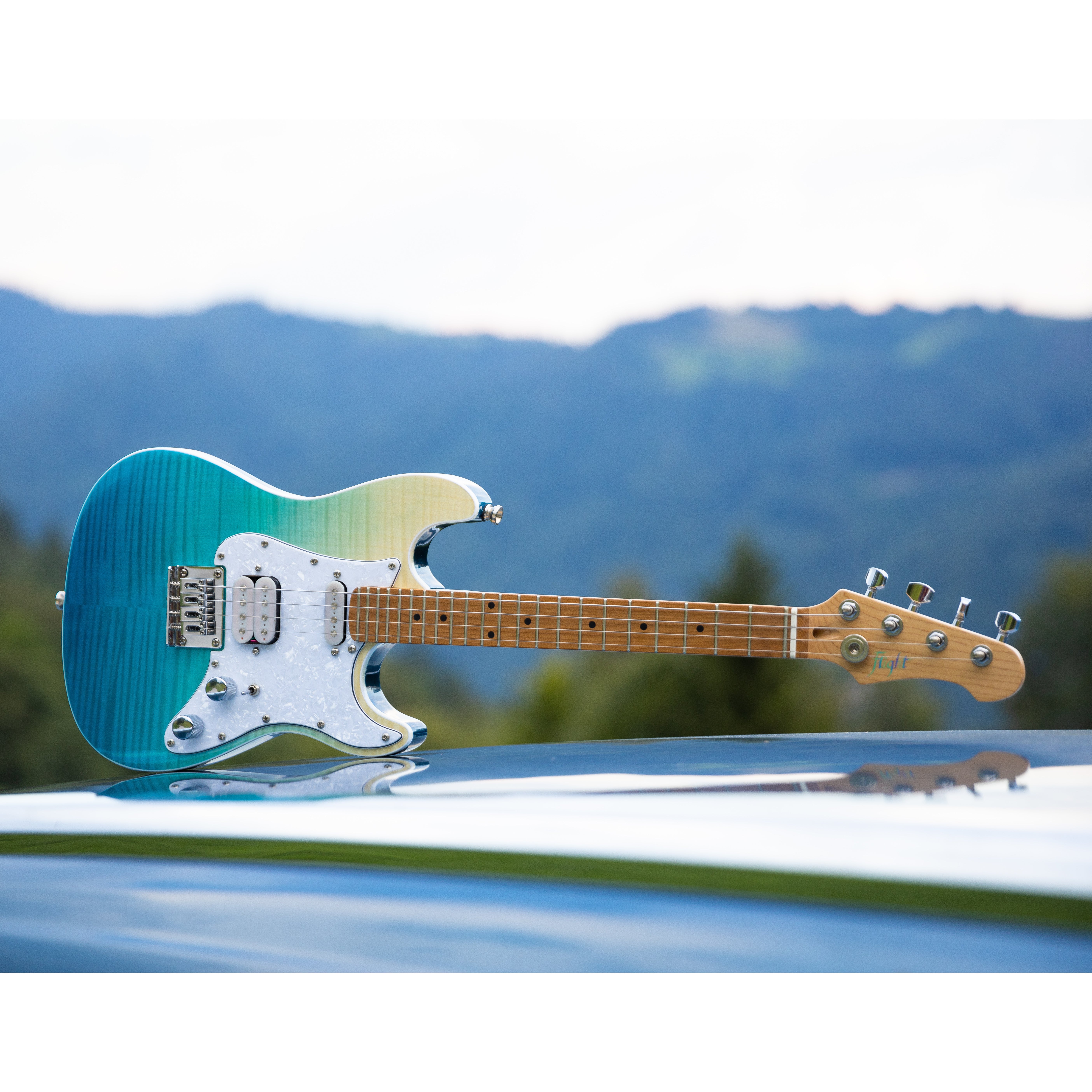 Flight Rock Series Pathfinder Tenor Transparent Blue elektrische solid body ukelele met gigbag