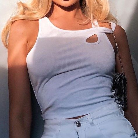 Rosesand - Asymmetrische crop top met uitgesneden mouwen