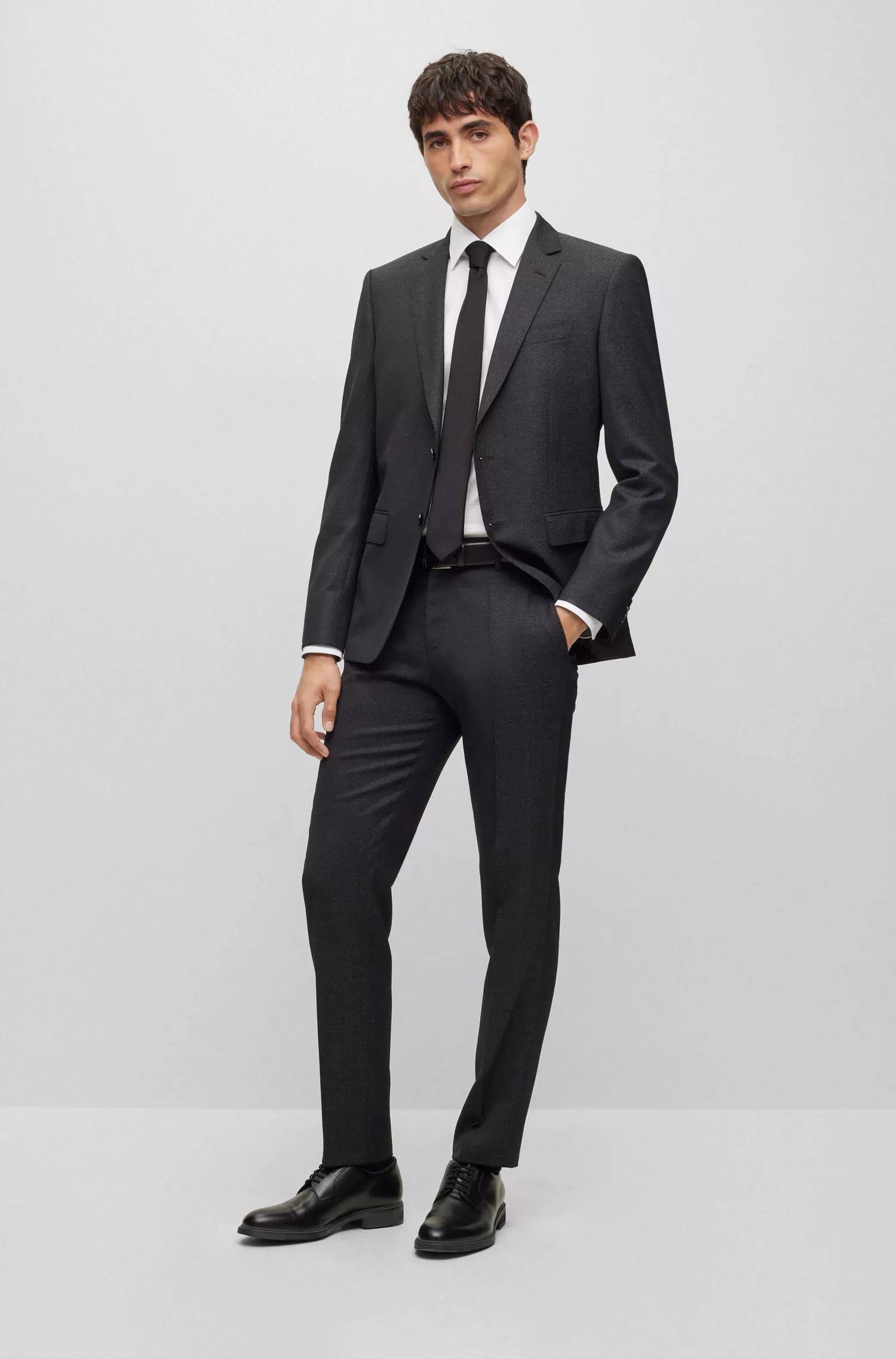 Camisa BOSS preta de corte slim, em algodão estruturado com elastano, fácil de passar.