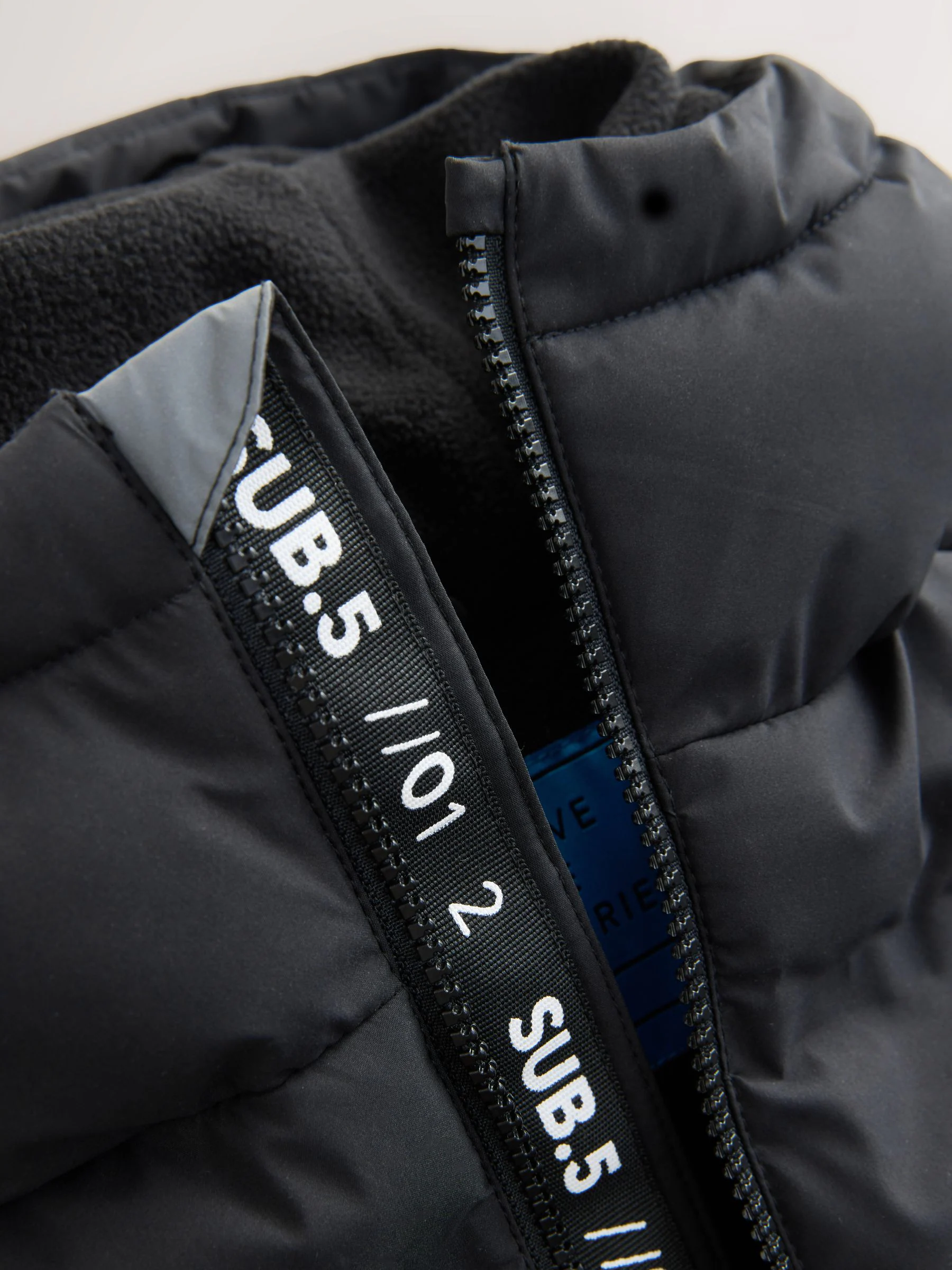 Zwart/wit - Regenbestendige gewatteerde jas met microfleece voering (3-17jr)