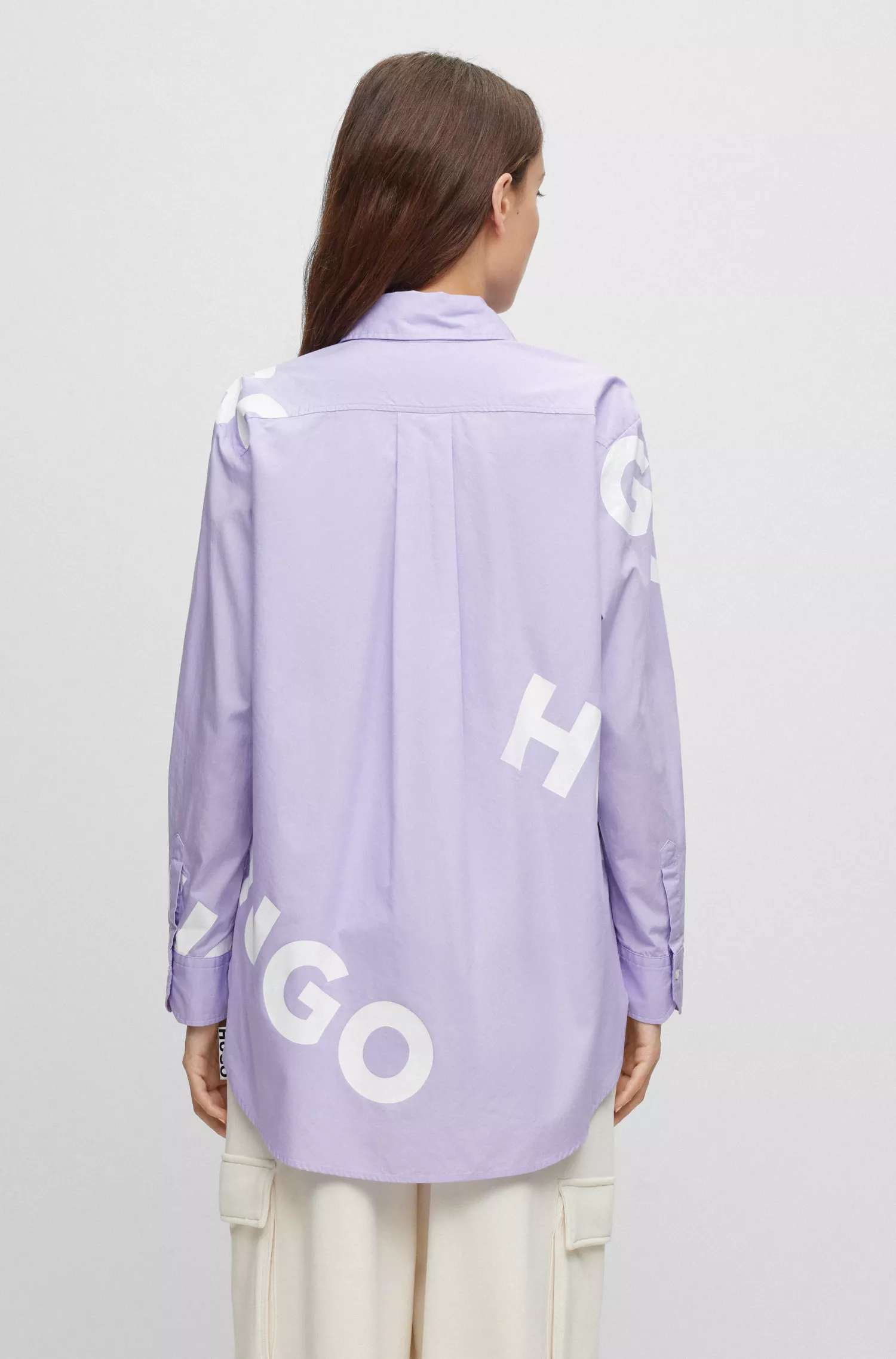 Blusa HUGO vermelha de algodão orgânico com modelagem oversized e logos contrastantes.