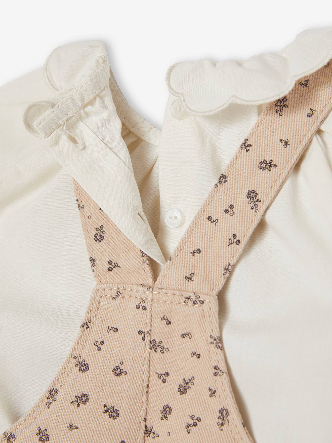 Conjunto de jardineira e blusa estampadas para bebê, branco claro liso.