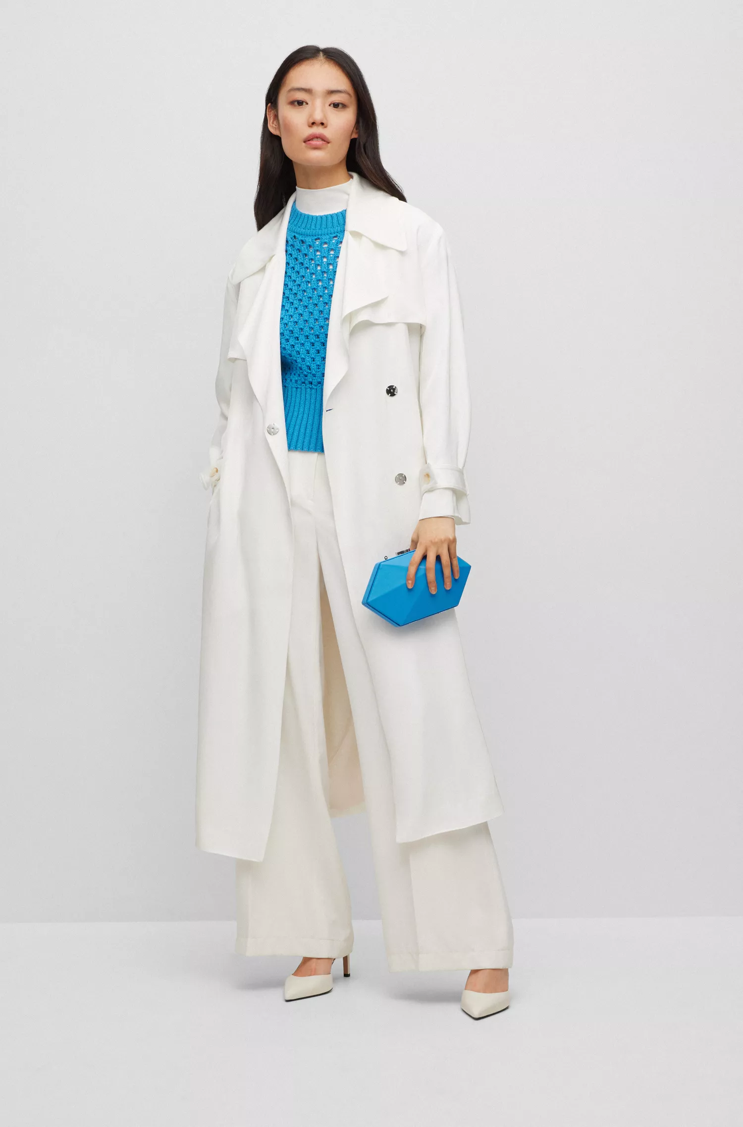 Trench coat BOSS preto, corte regular, com cinto.