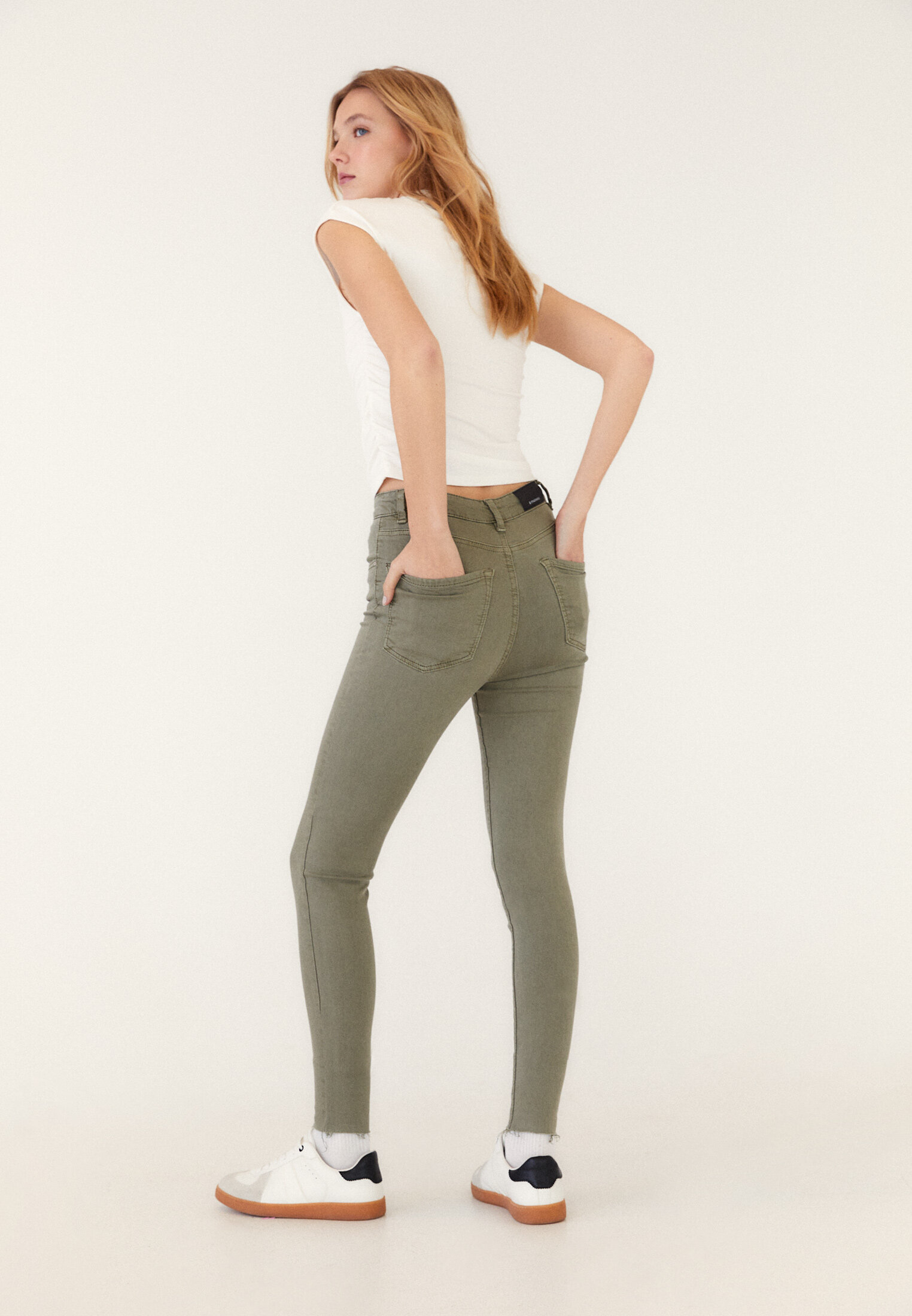 calças jeans coloridas de cintura super alta