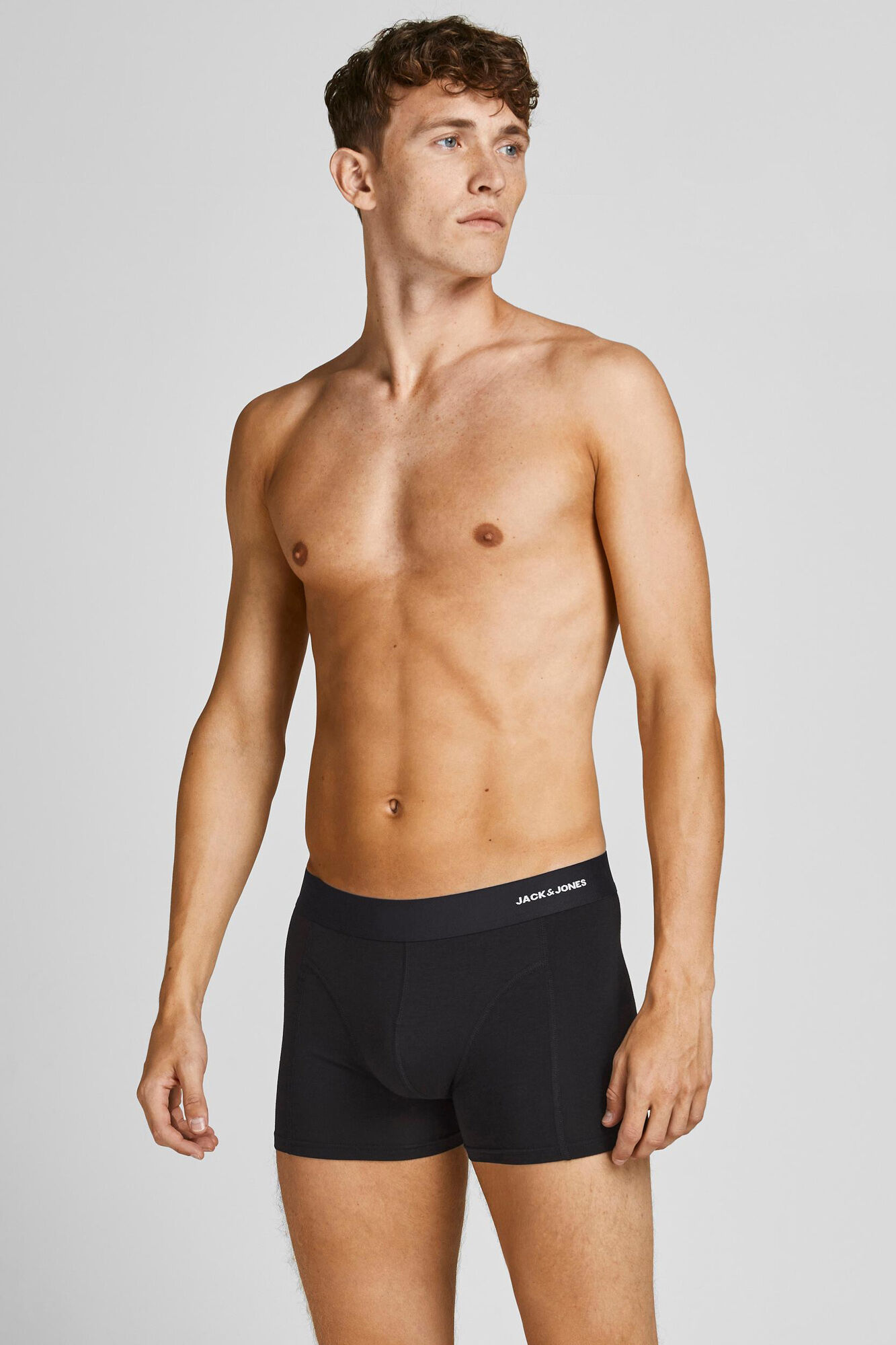 Pacote com 3 cuecas boxer com logotipo.
