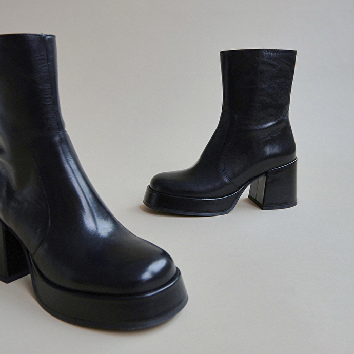 Bottines à talons et bouts carrés  en cuir noir