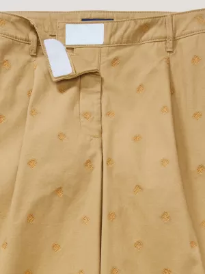 Calças chino relaxadas com bordado de monograma TH adaptável