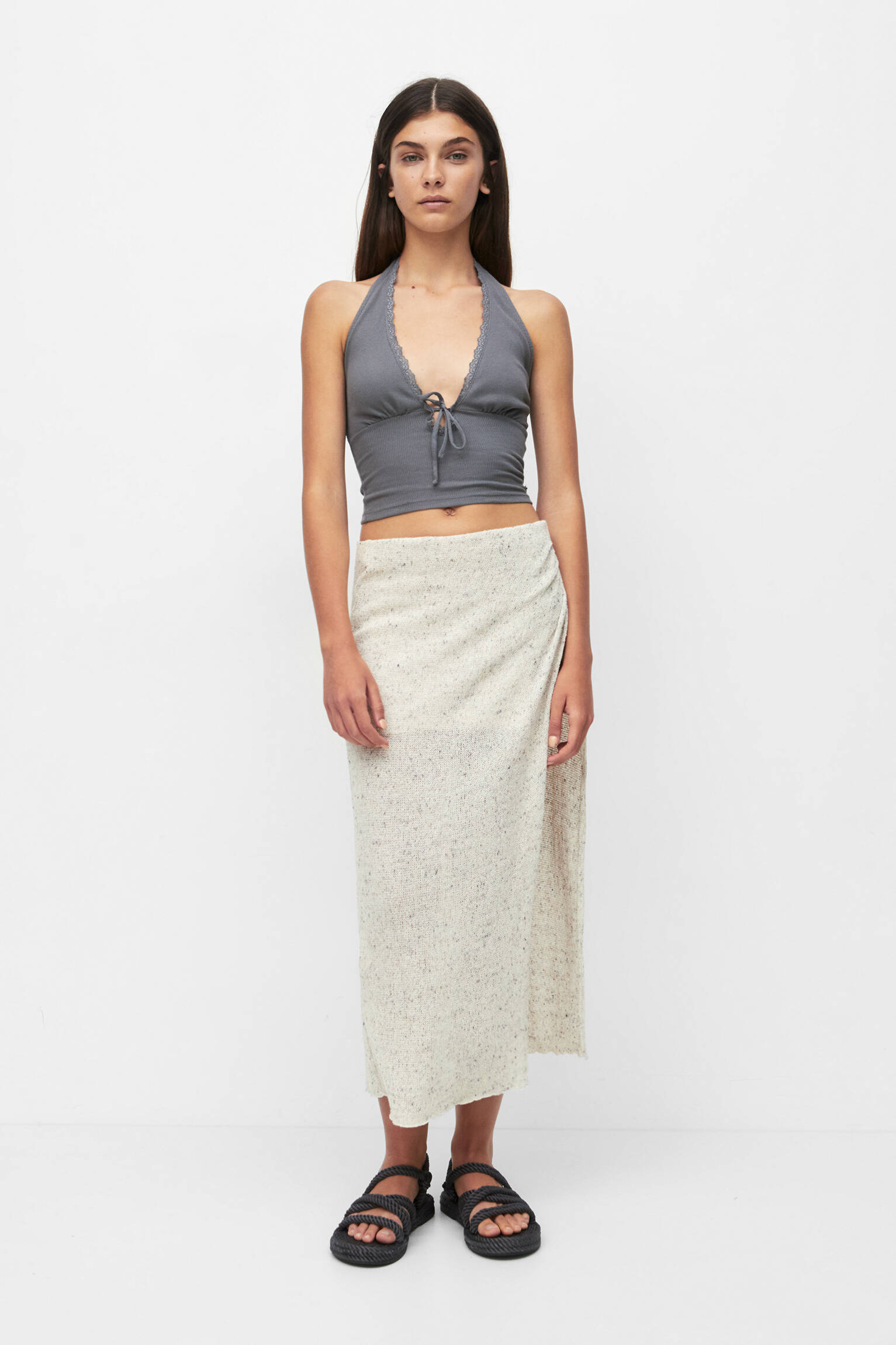 Top cropped com alças no pescoço e renda - NEG-DELAV