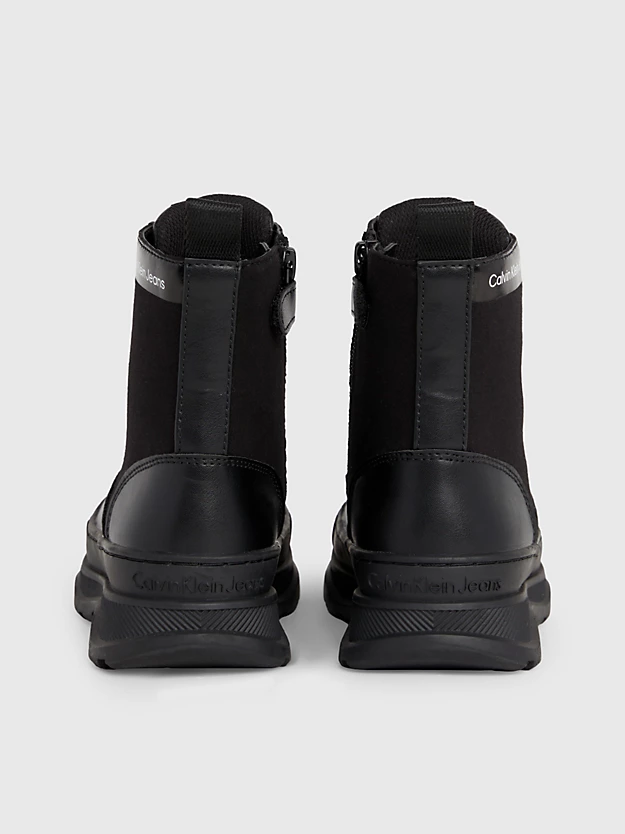 Botas infantis com cadarço