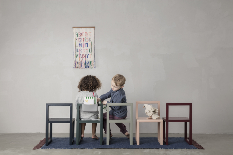 Ferm Living Little Architect kinderstoel donkerblauw