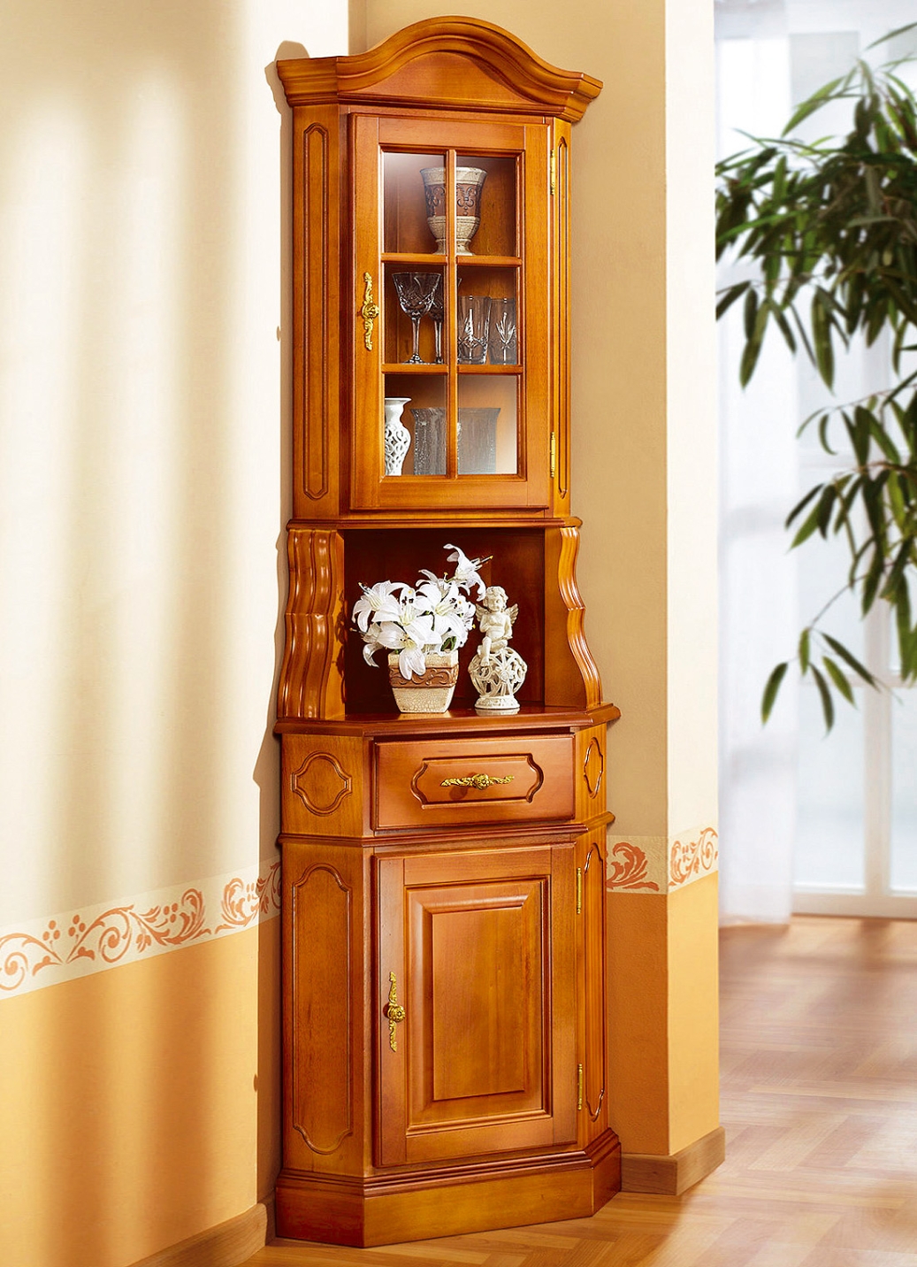 Eckvitrine mit eleganten, goldfarbenen Metallgriffen