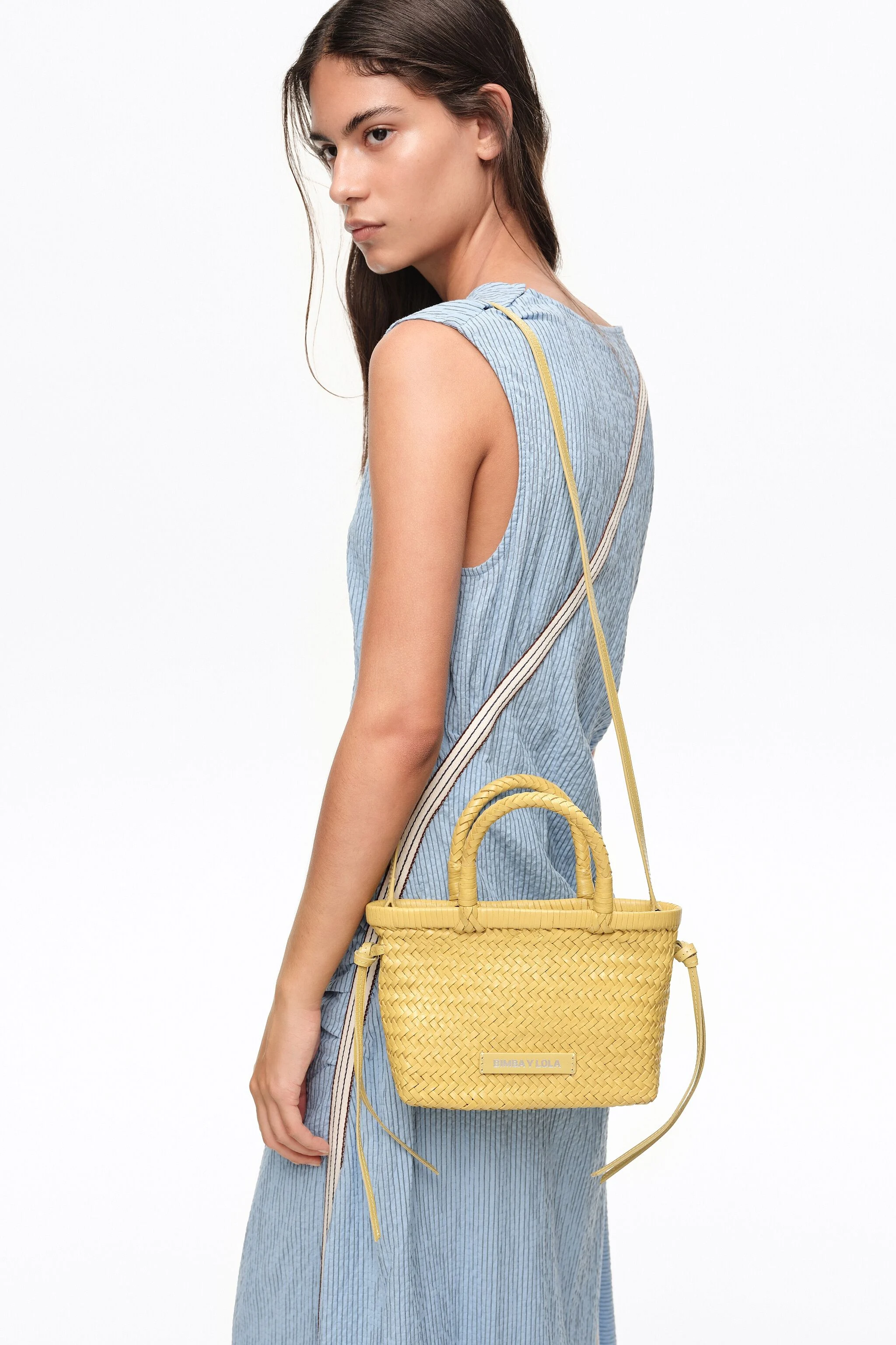 Bolsa pequena de couro trançado amarelo claro
