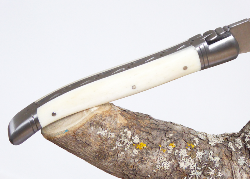 Couteau Laguiole avec un manche en Os de vache et mitres inox