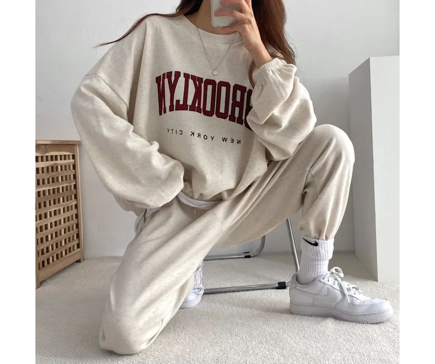 Bolgivy - Set: Sweatshirt met ronde hals en letters + Baggy joggingbroek met trekkoord in de taille