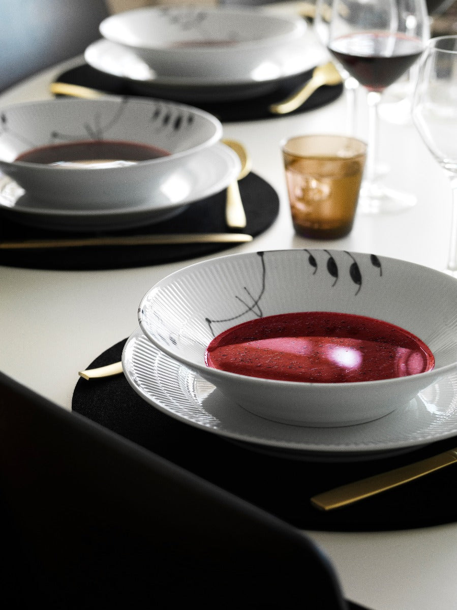 Royal Copenhagen  Sort Mega riflet dyb tallerken - 24 cm.