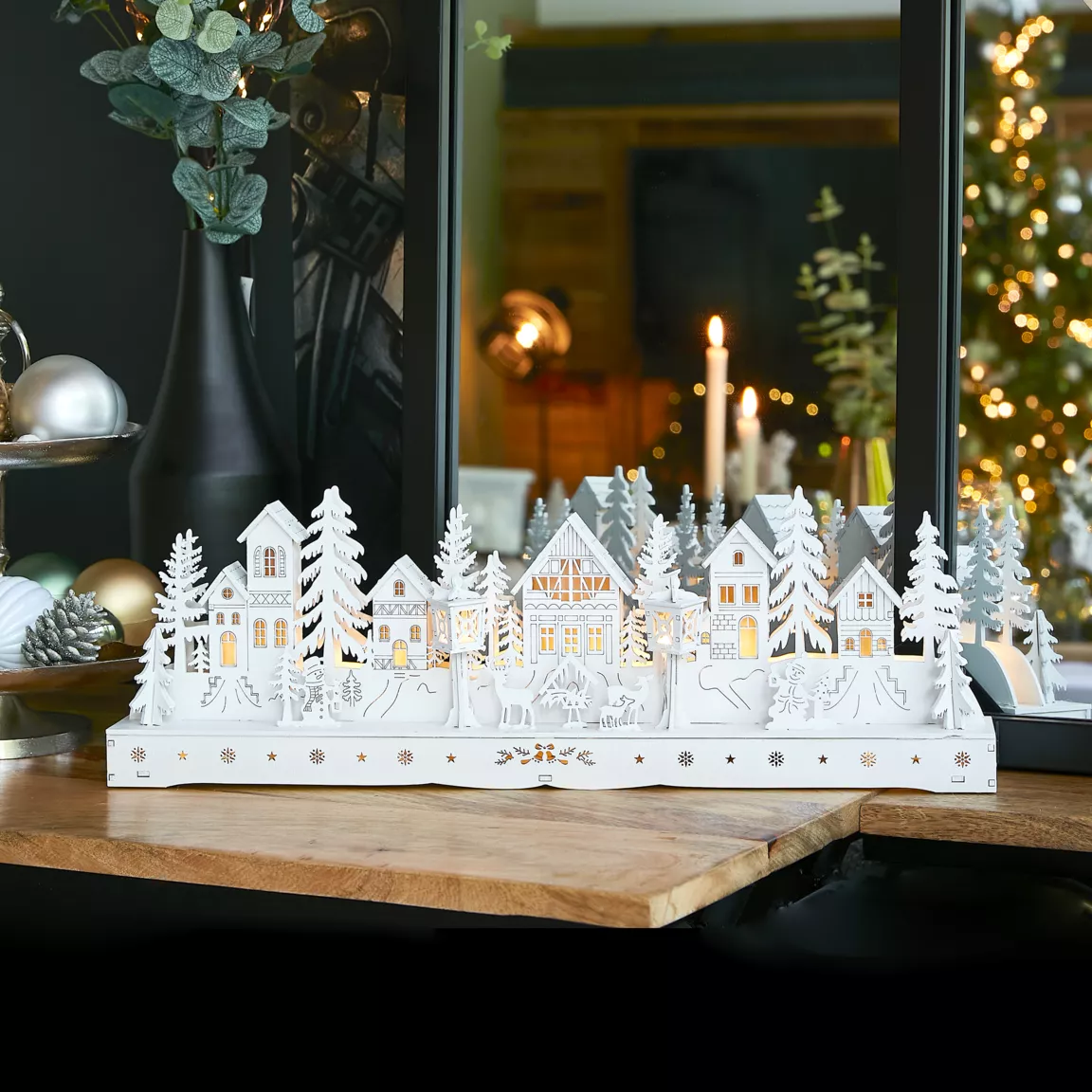 Scène de vie lumineuse à piles en bois (45 x H15 cm) Village enchanté