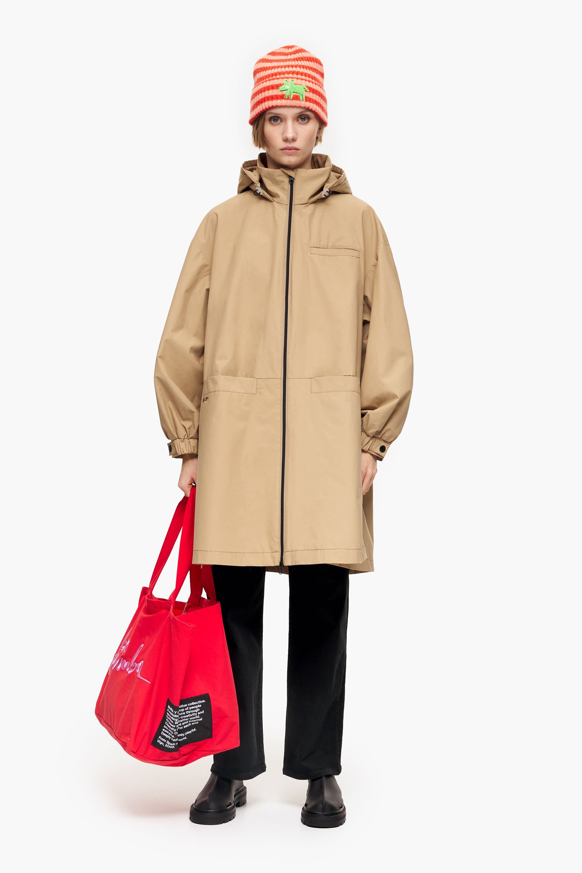 Trench coat cor camelo com boca de sino