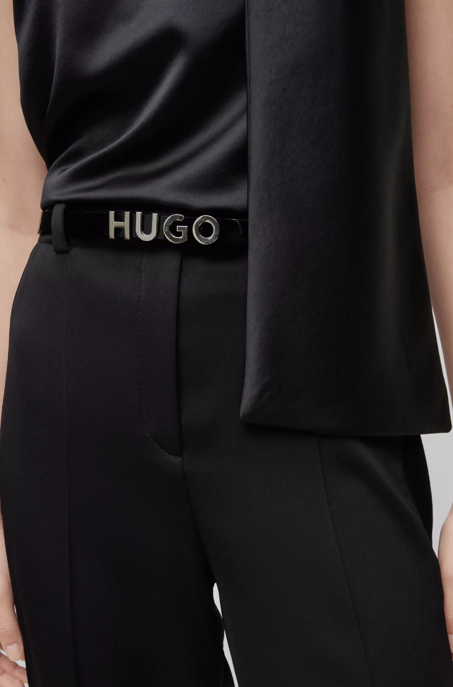 Cinto HUGO em couro envernizado vermelho com fecho de metal com o logotipo.