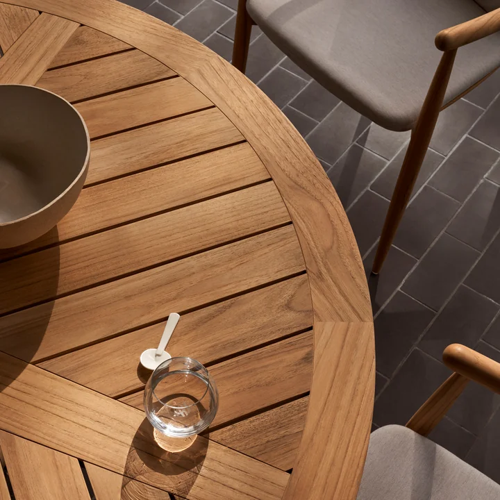 Carl Hansen - Embrace Gartentisch, Teak unbehandelt, Ø 80 cm