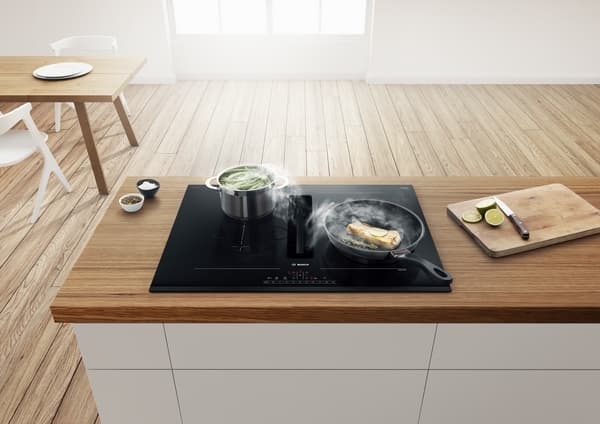 Bosch Kogeplade med integreret emhætte PVQ890H26E